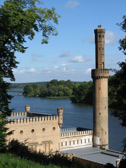Das Dampfmachinenhaus wurde 1845 nach Plänen von Ludwig Persius erbaut und
stellte die Wasserversorgung u.a.für die
Fontänen im Park sicher.
