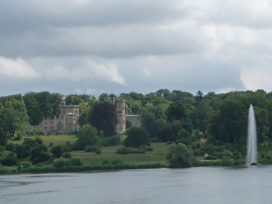 Blick von der Glienicker Brücke auf Schloß Babelsberg