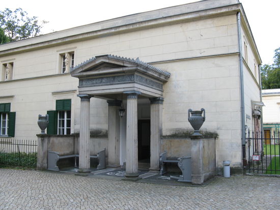 Portikus am Hofdamflügel von 
Schloß Glienicke