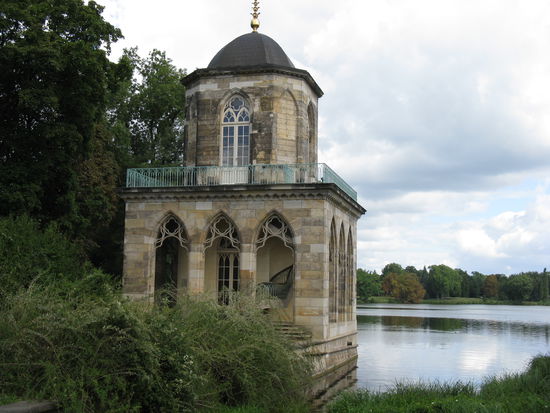 Gotische Bibliothek im Neuen Garten
In den Pavillion befand sich die
Büchersammlung von Friedrich Wilhelm II.
Unten befanden sich die französischen Werke und oben die Deutschen.Im Gegensatz zu Friedrich dem Großen der das französische bevorzugte war es bei Friedrich Wilhelm II die Deutsche Kunst.