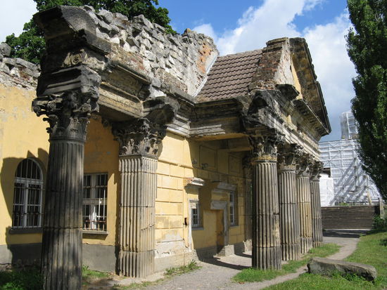 Schloßküche in Form einer Tempelruine