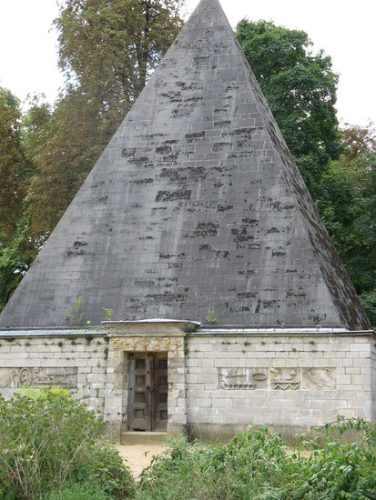 Eiskeller 1792 in Form einer Pyramide
errichtet diente zum Frischhalten von
Lebensmitteln