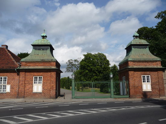 Einer von mehreren Eingängen zum Neuen Garten