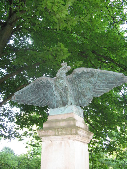 Adler am Eingangstor zum Park Lindstedt