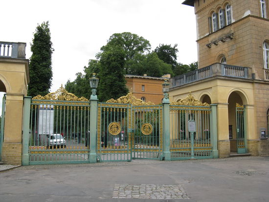 Eingang Ost mit " Grünen Gitter " zum Park Sanssouci
