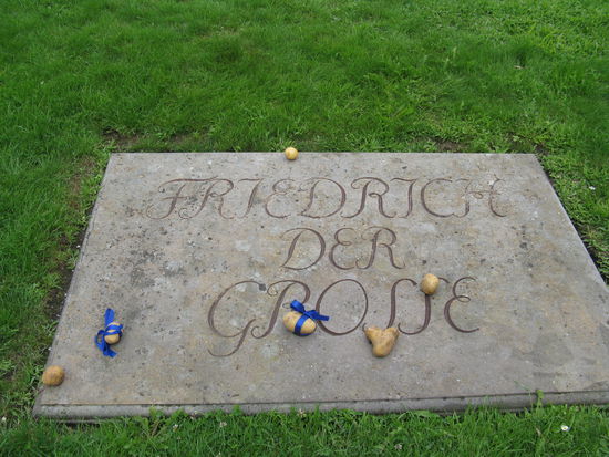 Gruft vom " Alten Fritz " 
Die Karoffeln sind ein Andenken an Ihre
Einführung durch Ihn 1756 
( Kartoffelbefehl )