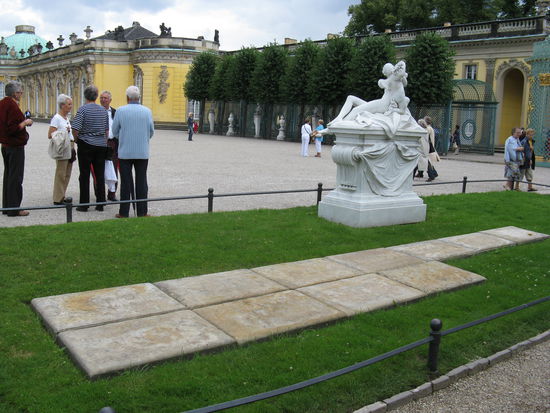 Neben der Gruft vom " Alten Fritz "
liegen seine Hunde begraben.