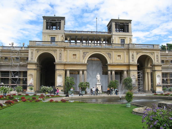 Orangerie mit Denkmal von 
Friedrich Wilhelm IV in der Mitte