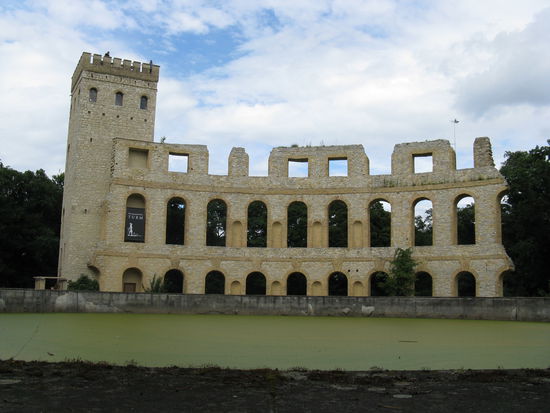 Normannischer Turm und Theaterwand auf dem Ruinenberg
