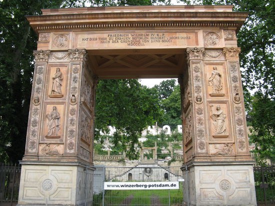 Triumphtor Eingang zum  Winzerberg leider  zur Zeit noch eine Baustelle.