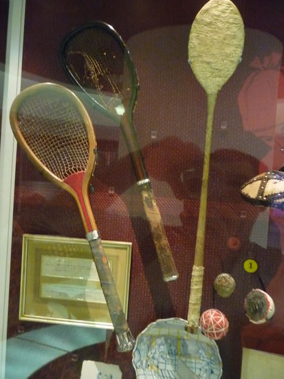 Tennis Schläger und Bälle aus der Anfangzeit des Tenisports 18./19. Jahrhundert