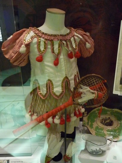 Tennisausrüstung Damen 19. Jahrhundert