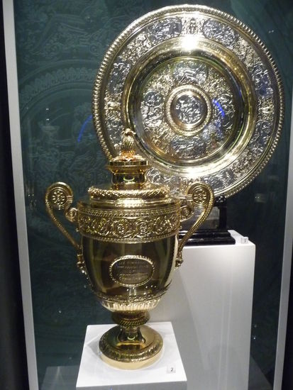 Das Ziel aller Spieler den Pokal in Händen halten.Im Hintergrund für Damen und davor für die Herren