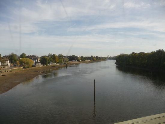 Brücke der District Linie über die Themse Richtung Richmond im Südwesten Londons
