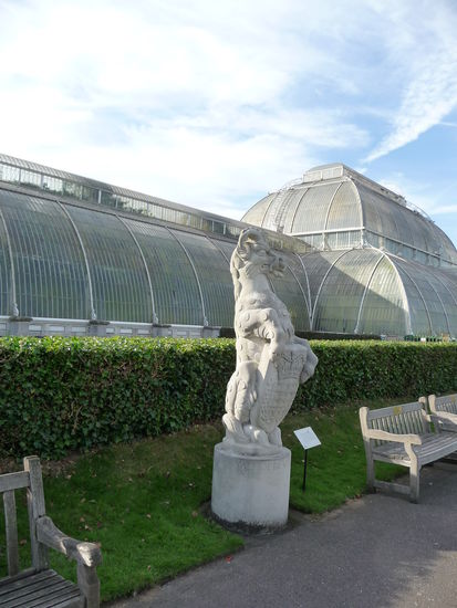 Eine von vielen Figuren am Palm House