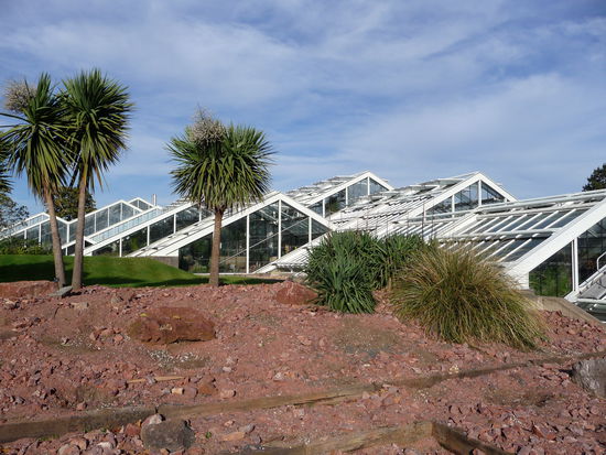 Princess of Wales Conservatory. Es wurde 1987 von Prinzessin Diana eröffnet und beherbergt Pflanzen aus 10 verschiedenen Klimazonen