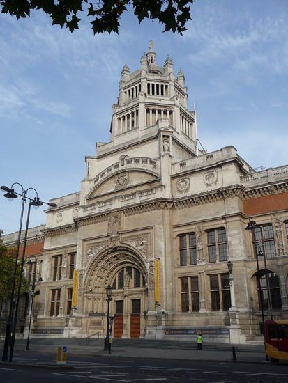 Victoria &amp; Albert Museum in South Kensington beherbergt die größte Sammlung von Kunsgewerbe und Design in der Welt