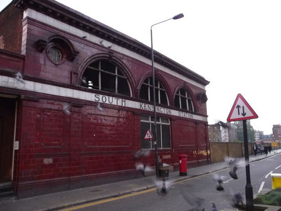 U Bahnhof South Kensington .Hier kreuzen sich Picadilly Linie,District Linie und die Circle Linie.Sehr schön zu sehen hier einer der zahlreichen Stationen mit typischer Terra Cotta Fassade von Architekt Leslie Green der 1908 verstorben ist und bis dahin für den Bau vieler Untergrundstationen in London verantwortlich war ähnlich wie es Alfred Grenander für die Berliner U Bahn war.
