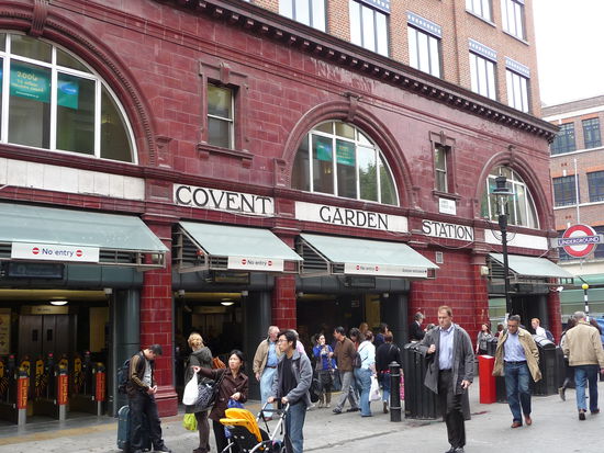 Typisches U Bahn Gebäude von Leslie Green