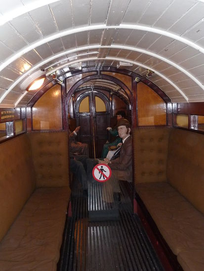 Zu den Neuexponaten nach dem Umbau gehört auch dieser Wagen der ältesten elektrischen U Bahn der Welt der City &amp; South London Railway heute Northern Linie.Auf Grund der fehlenden Fenster wurden die Wagen auch als Weichzellen bezeichnet.