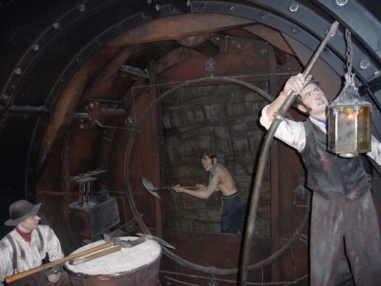 Typischer U Bahnbau aus der Anfangzeit der Londoner "Tube" im 19. Jahrhundert