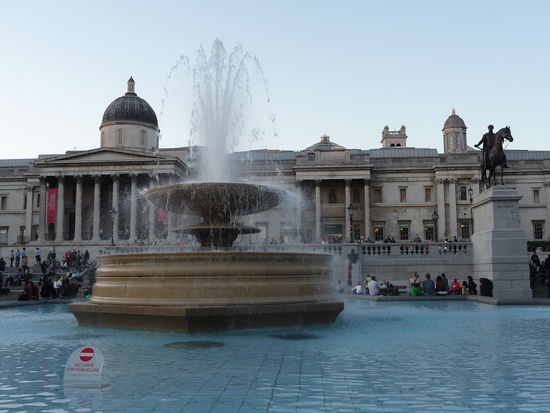 Trafalgar Square mit National Galerie im Hintergrund