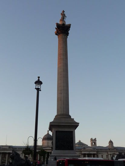 Nelson Säule am Trafalgar Square sie erinnert an den Sieg der Engländer unter Admiral Nelson gegen die Franzosen in der Schlacht von Trafalgar.Admiral Lord Nelson wurde während der Schlacht tödlich verwundet und wieder zurück in London in der St. Pauls Cathedral beigesetzt.