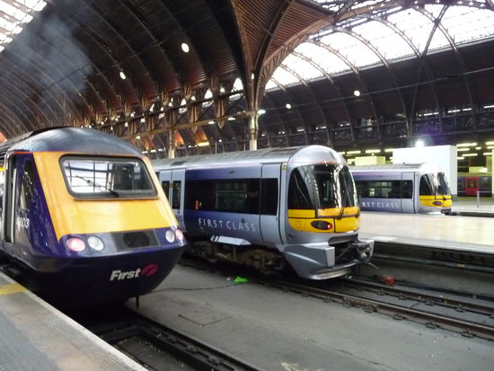 Die 2 Züge im Hintergrund gehören zum Heathrow Express