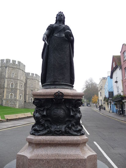 Denkmal für Queen Victoria aus Bronze in Windsor.
Eine von vielen Victoria Denkmälern die über die halbe Welt verteilt sind zumindest im gesamten ehemaligen Britischen Kolonialreich.