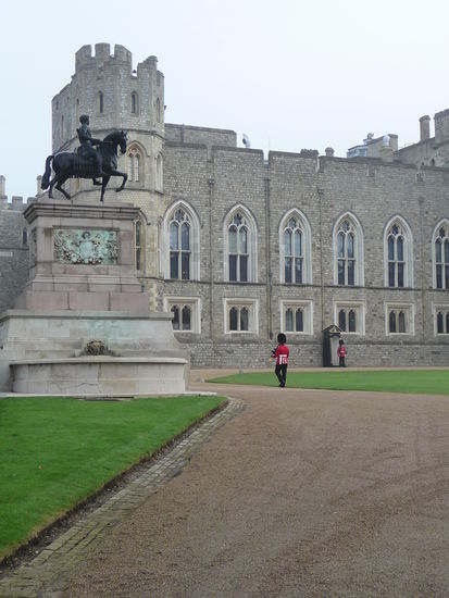 Oberer Hof mit Wachsoldaten im Hintergrund die Staatsgemächer