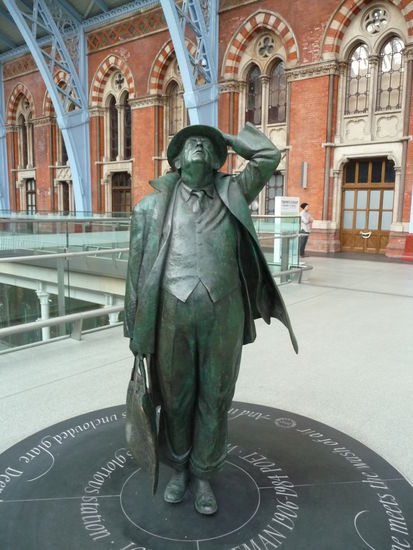 Na schaut er ob Ihn das große Dach auf dem Kopf fällt...