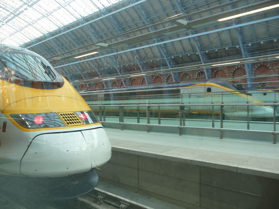 Die Eurostar Züge Richtung Paris und Brüssel vor Ihrer Abfahrt in St. Pancras