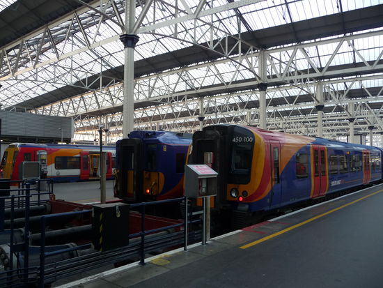 Bahnhof Waterloo mit Zügen der South West Trains im Hintergrund