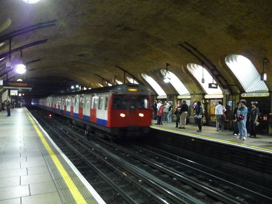 Mittlerer Bahnsteig der Baker Street von 1863 hier die Circle Linie Richtung Padington