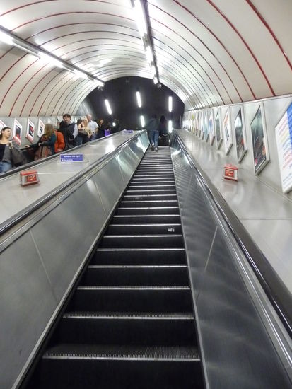 Übergang zu den unteren Bahnsteigen der Bakerloo und Jubilee Linie