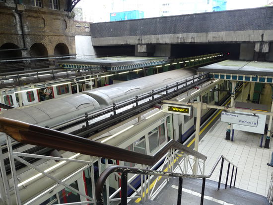 Der Bahnhof Aldgate ist auch Endpunkt der ältesten U Bahn Linie Londons der Metropolitan Linie