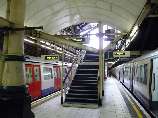 Metropolitan und Circle Linie in Bahnhof Aldgate