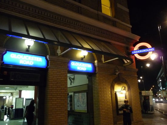 Eingang Gloucester Road der Circle und District Linie am Abend.Es gibt auch noch ein Eingangsgebäude für die Picadilly Linie das von Leslie Green entworfen wurde.