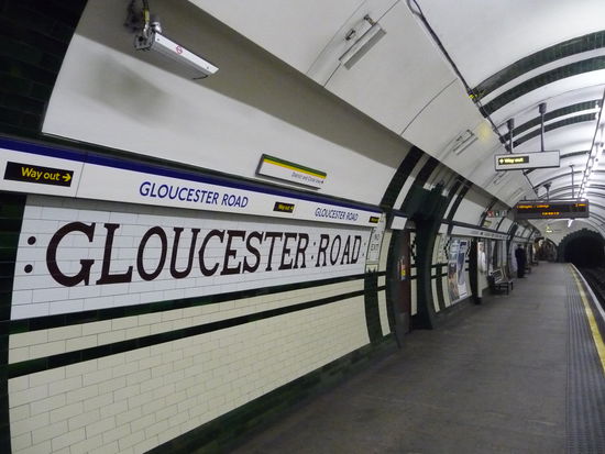 Bahnsteig der Picadilly Linie entworfen von Architekt Leslie Green