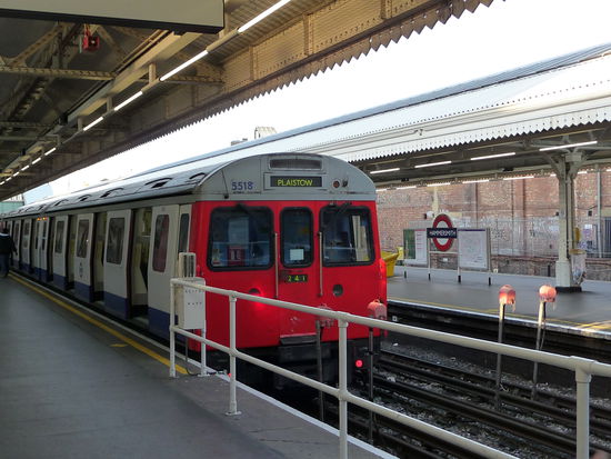 Bahnsteig Hammersmith der Hammersmith &amp; City Linie.Der Zug steht bereit zur Abfahrt Richtung Liverpool Street