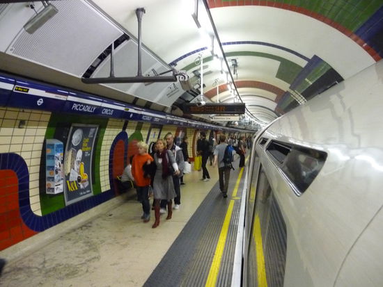 Picadilly Circus Bahnsteig der Picadilly Linie hier aus Richtung Airport Heathrow