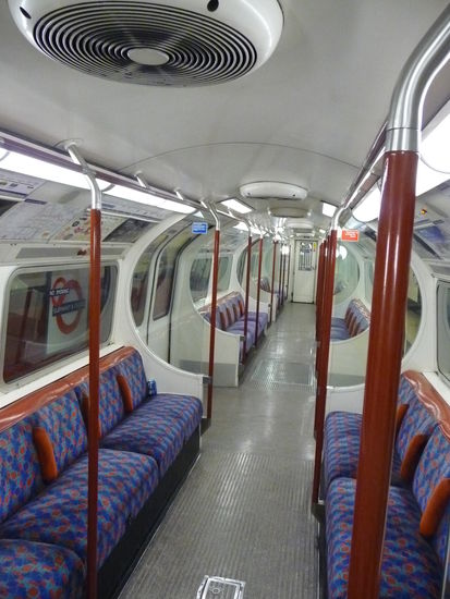 Zug der Bakerloo Linie am frühen morgen kurz vor dem großen Ansturm der Fahrgäste