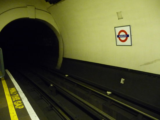 Bahnhof Borough links der Hinweis Mind The Gap den man überall in der Londoner U Bahn begegnet und der auf den Spalt zwichen Zug und Bahnsteig aufmerksam macht