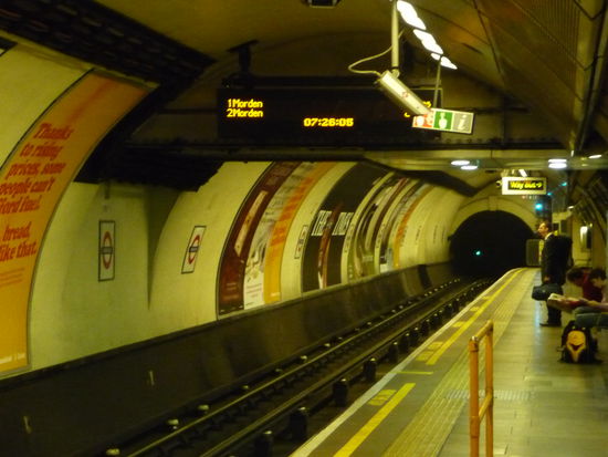 Bahnhof Borough der Northern Linie Richtung Süden nach Morden