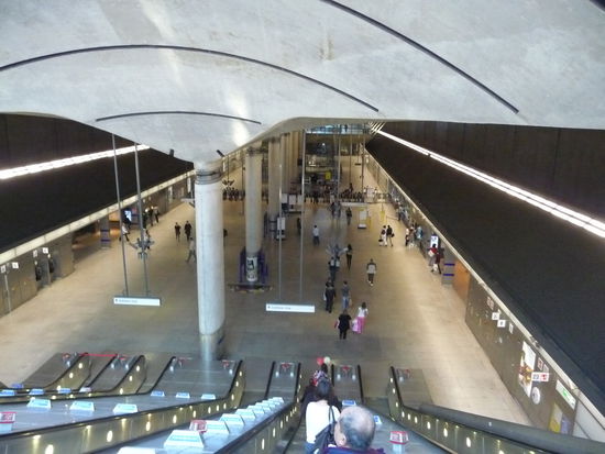 Der Bahnhof wurde in einen leergepumpten ehemaligen Hafenbecken gebaut.Architekt war hier wieder einmal Sir Norman Foster