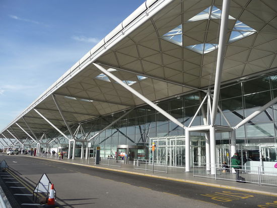 1991 eröffnetes Terminal von Sir Norman Foster