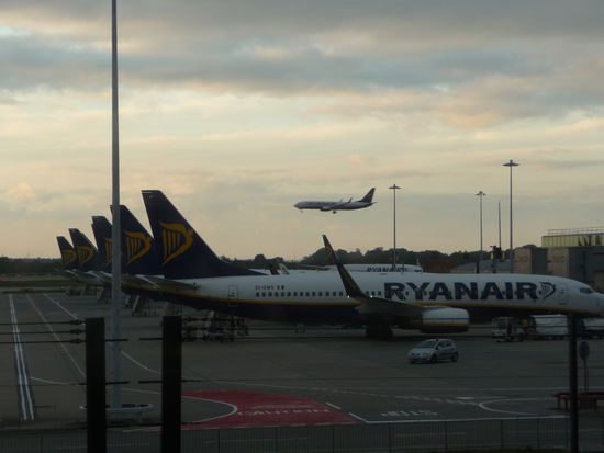 Flieger von Ryan Air im Landeanflug