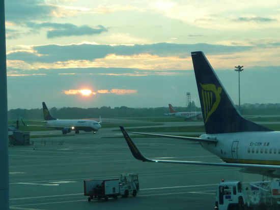 Ryan Air ist die größte Fluggesellschaft in Stansted .Im Hintergrund in der Abendsonne kommt schon unserer Flieger nach Berlin.