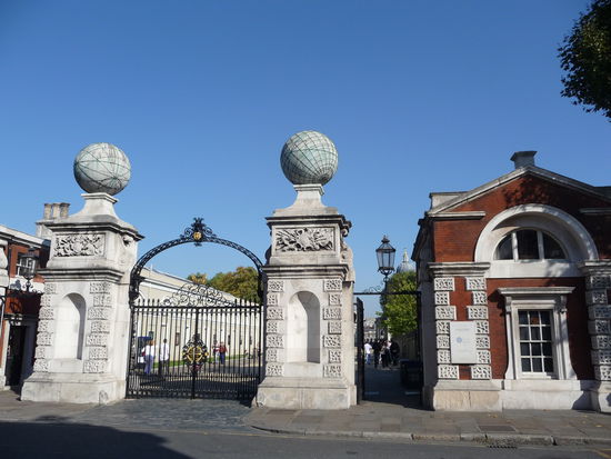 Eingang zum Universitätsgelände