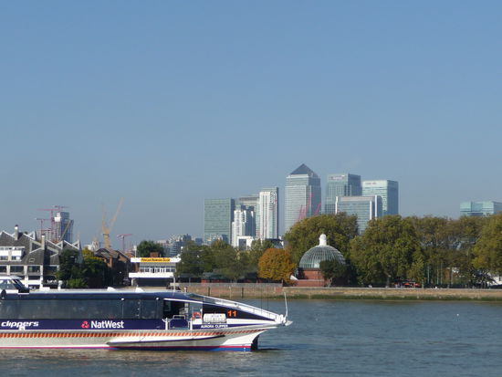 Blick von Greenwich auf Themse und Canary Wharf mit Canada Tower